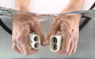 Niobium-based connectors making electrical connections underwater