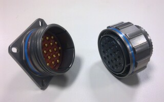 An example of a MIL-DTL-38999 connector. Photo: By Abaillieul - Own work, CC BY-SA 3.0,